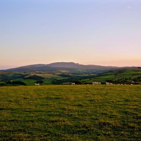 Appartamento Snug Oak Hut With A View On A Welsh Hill Farm Brecon Esterno foto