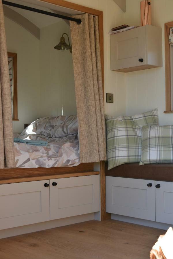 Appartamento Snug Oak Hut With A View On A Welsh Hill Farm Brecon Esterno foto