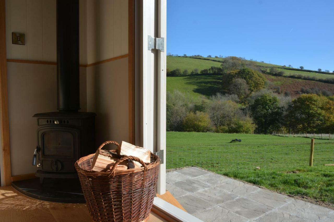 Appartamento Snug Oak Hut With A View On A Welsh Hill Farm Brecon Esterno foto